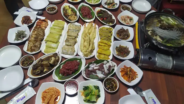 한상 가득 차려진 쌈밥 정식