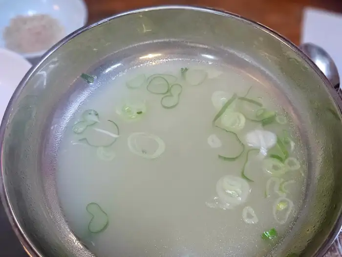 맑고 깊은 맛의 닭 육수