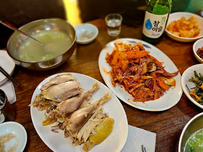푸짐하게 차려진 식사 한 상
