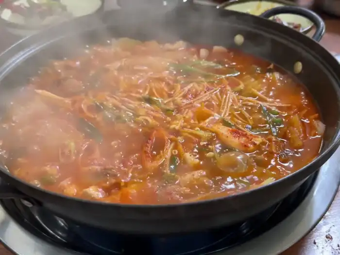 김이 모락모락 나는 찌개