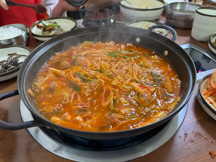 보글보글 끓는 찌개