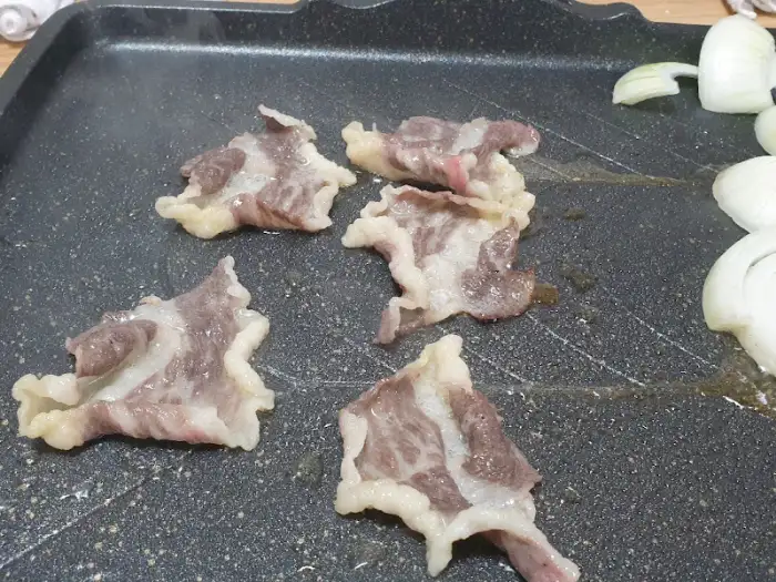 불판에 구워지는 고기