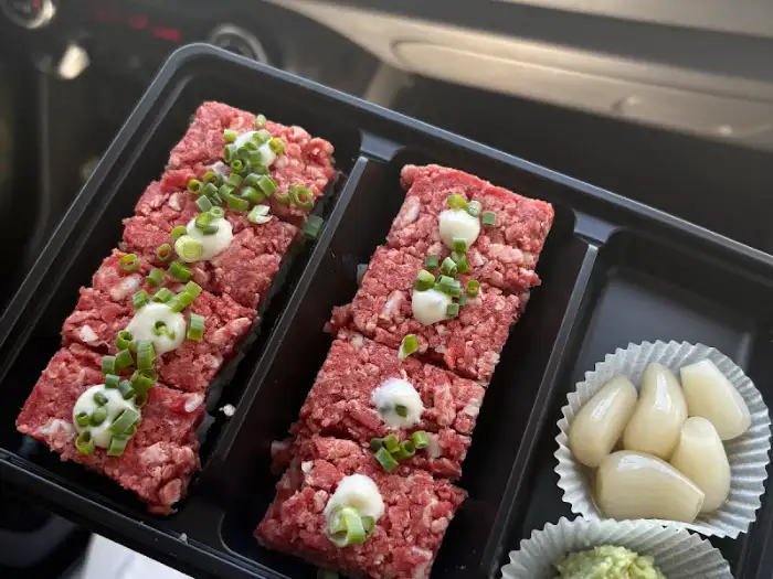 테이크아웃 용기에 담긴 말고기 육회 덮밥