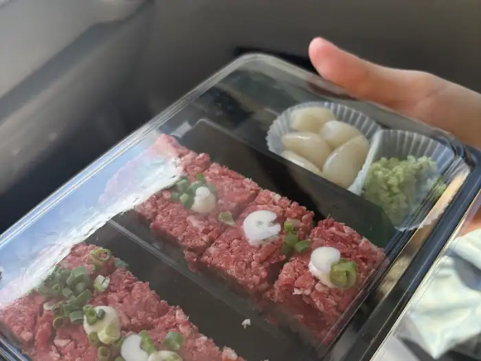 투명 용기에 담긴 말고기 육회 덮밥