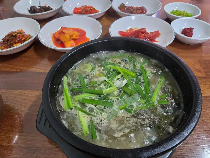푸짐한 다슬기 해장국