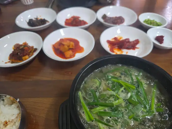 한 상 차림에 담긴 다슬기 해장국과 밥