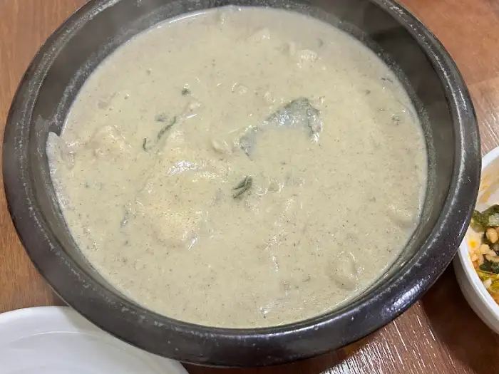 콩국물과 함께 나온 열무김치