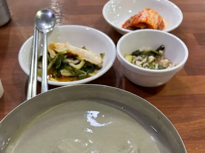 테이블 위 콩국수와 김치, 열무김치