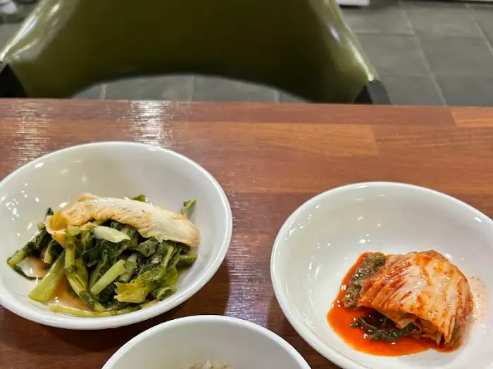 테이블 위 김치와 열무김치