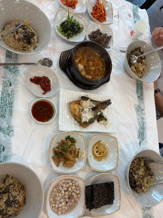 뜰애홍합밥의 푸짐한 한상차림