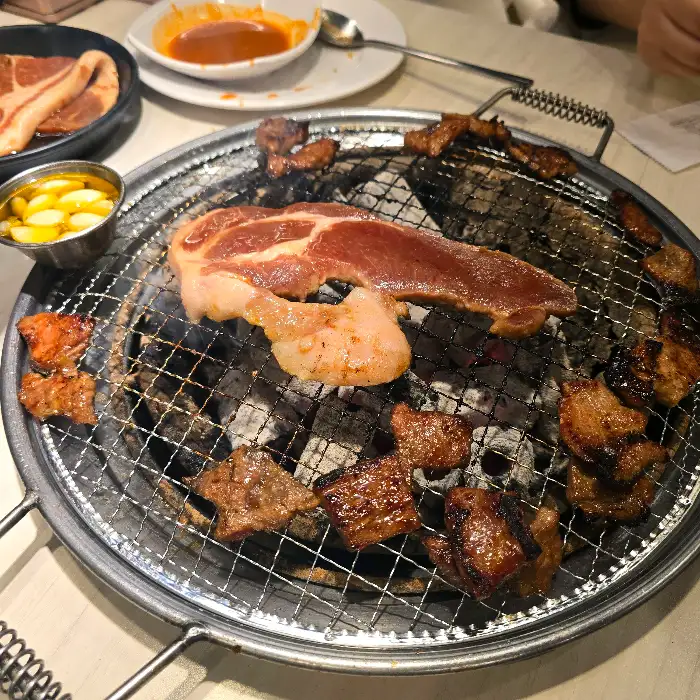 숯불 위에서 맛있게 익어가는 고기