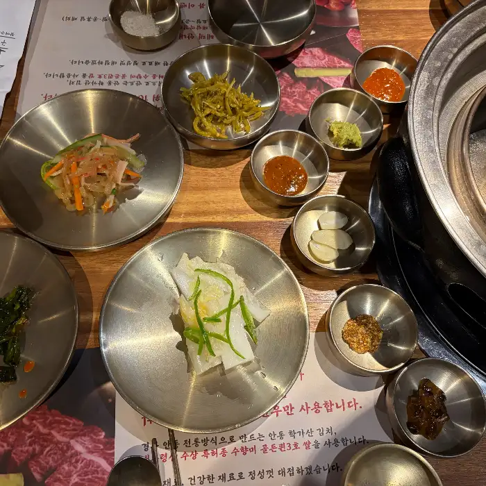 정갈하게 차려진 밑반찬