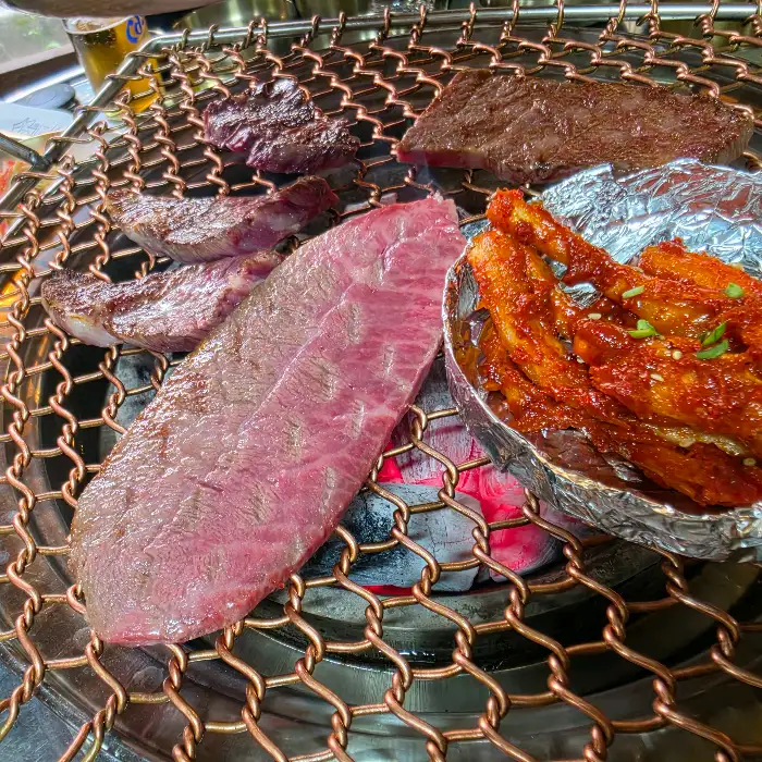 숯불 위에서 맛있게 구워지는 한우