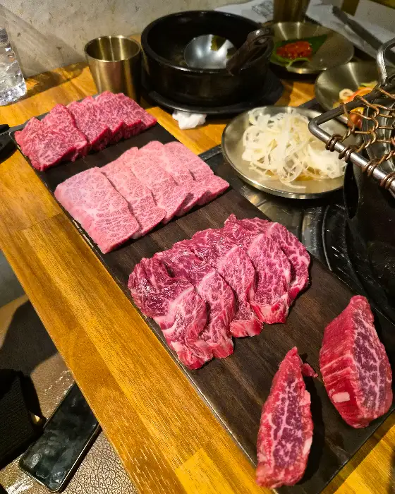 고급스러운 나무 테이블과 숯불 그릴