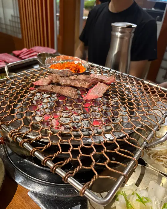 숯불 위에서 구워지는 소고기
