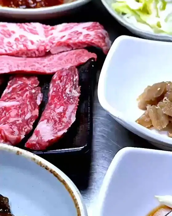 신선한 한우 생갈비와 다양한 반찬들