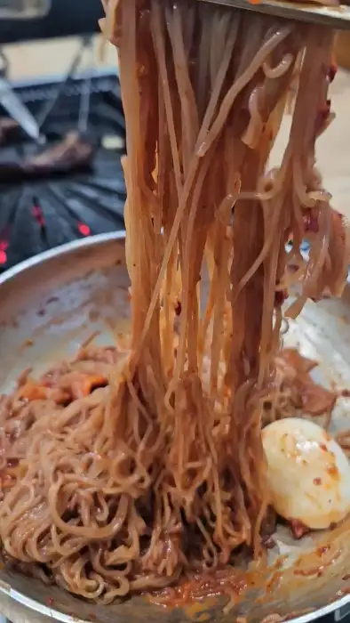 젓가락으로 집어 올린 냉면