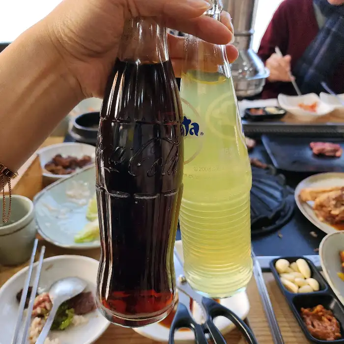 코카콜라와 레몬 음료 병