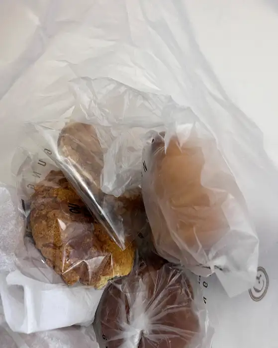 봉투에 담긴 다양한 빵들