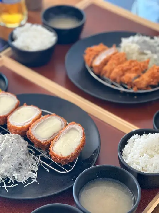 제주 바다 풍경이 보이는 창가 자리
