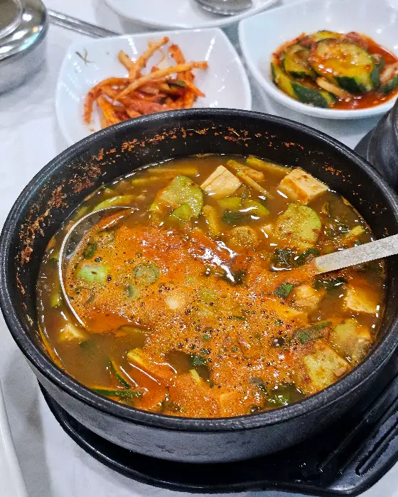 우렁이와 두부가 들어간 된장찌개 모습