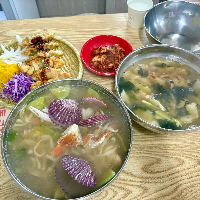 해물 칼국수와 비빔만두