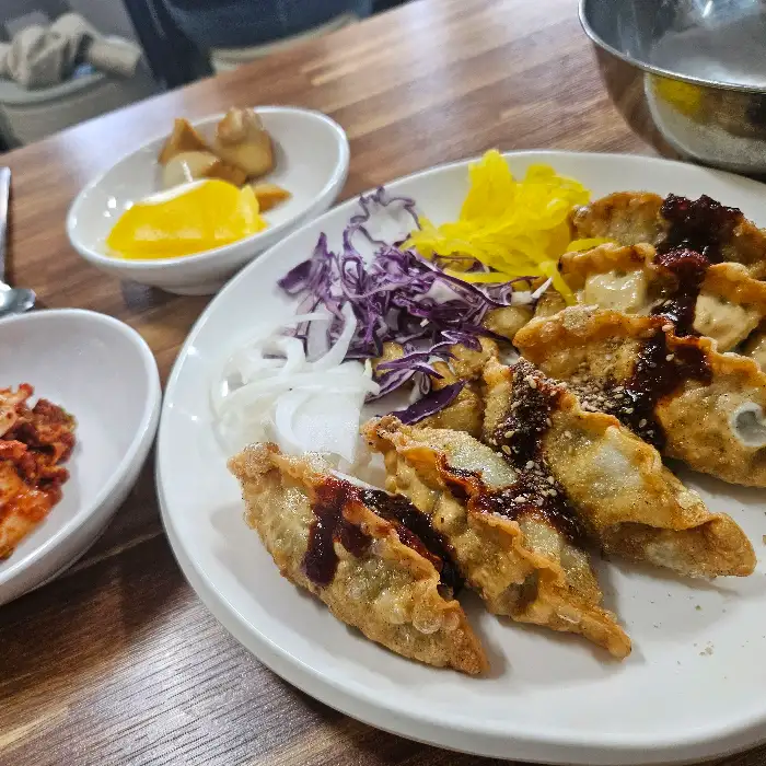 비빔만두와 곁들임 반찬