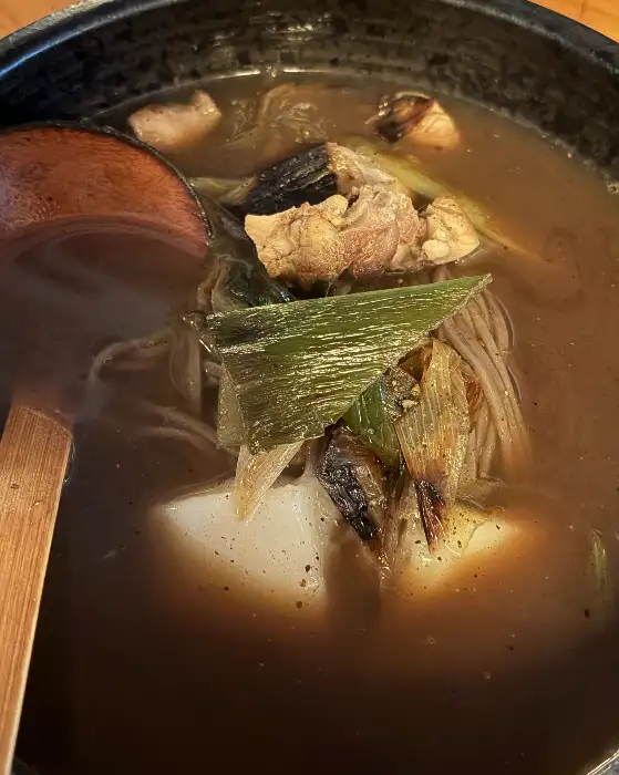 겐로쿠우동의 또 다른 우동 메뉴 사진. 닭고기와 버섯, 파 등이 들어있는 진한 국물의 우동이다.
