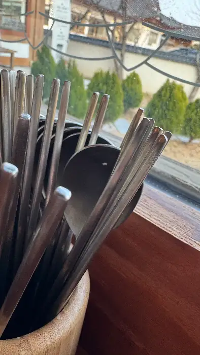 경주 황남비빔밥 내부 테이블 세팅