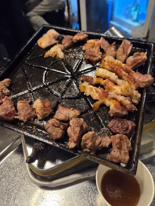 잘 구워진 삼겹살 조각들