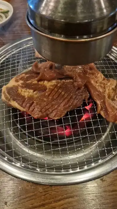 숯불 위에서 익어가는 LA갈비