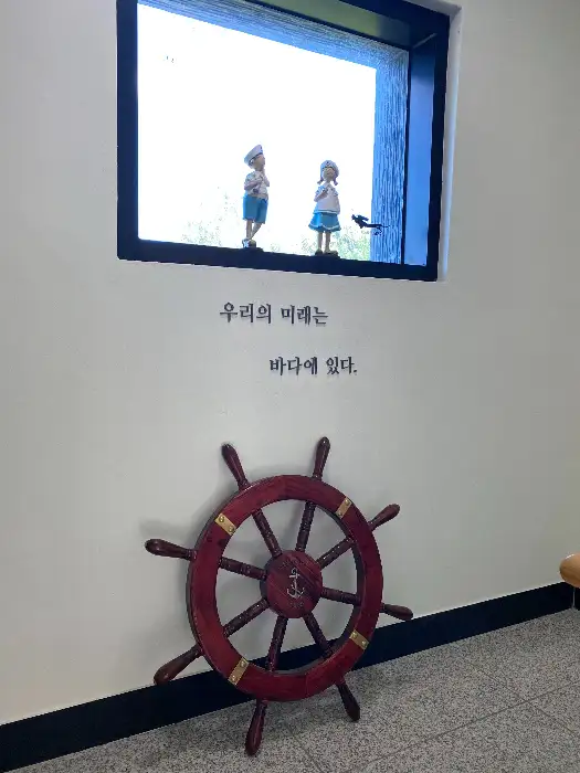 카페 내부 장식으로 놓인 귀여운 거북이 소품과 헬륨풍선