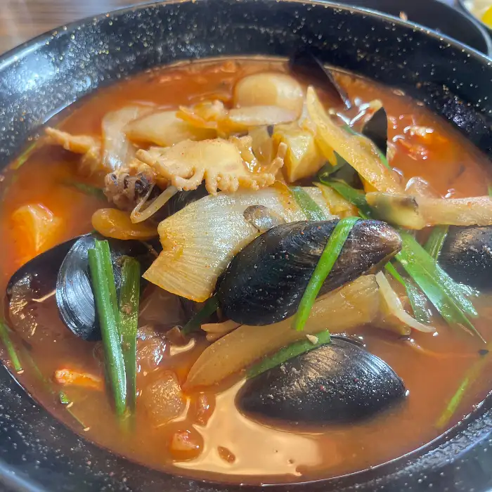 푸짐한 해산물이 올라간 짬뽕