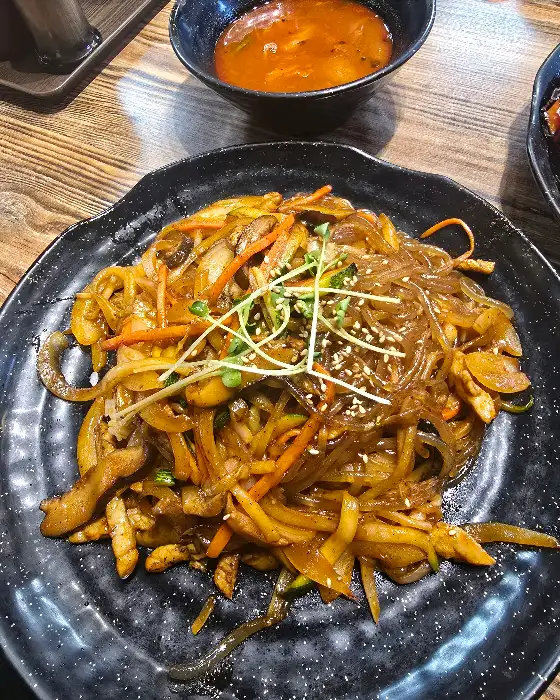 푸짐하게 담긴 잡채밥