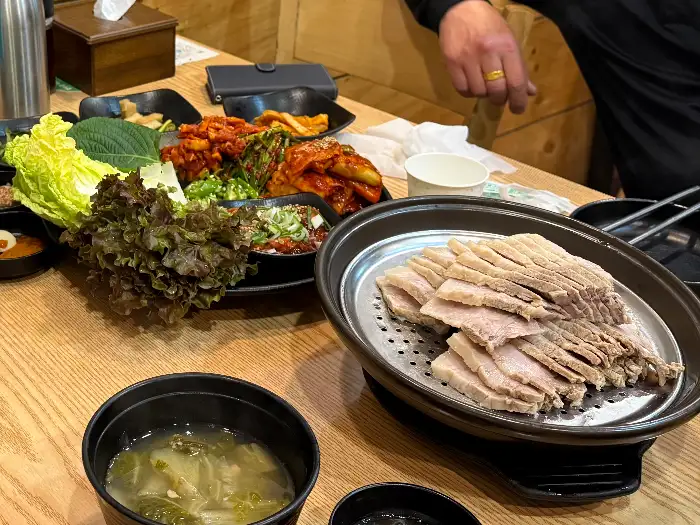 접시에 담긴 푸짐한 보쌈과 쌈채소
