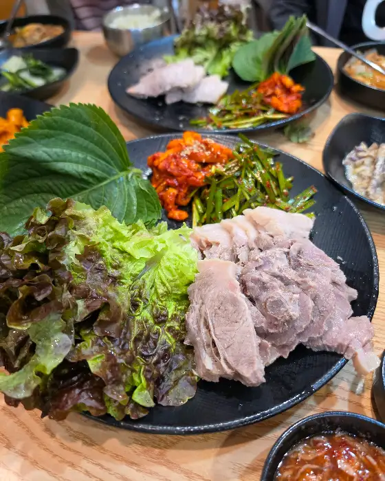 보쌈과 함께 나온 다양한 쌈채소와 김치류