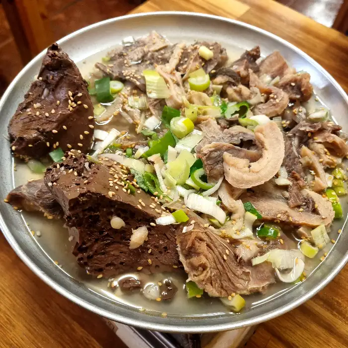 양푼에 담긴 푸짐한 내장 수육