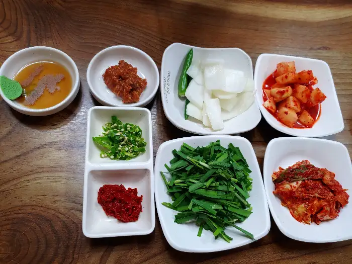 다양한 종류의 김치와 곁들임 반찬들.