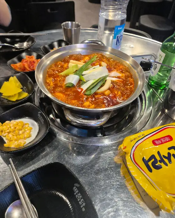 떡도리탕과 함께 나온 날치알 주먹밥