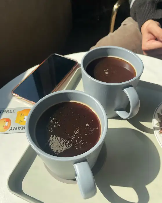 아메리카노 두 잔이 놓인 모습