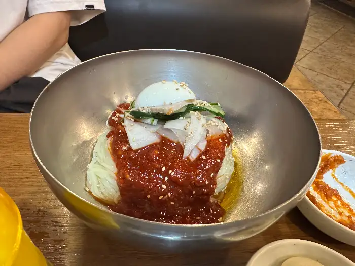 신선한 채소와 고기를 쌈으로 싸 먹는 모습