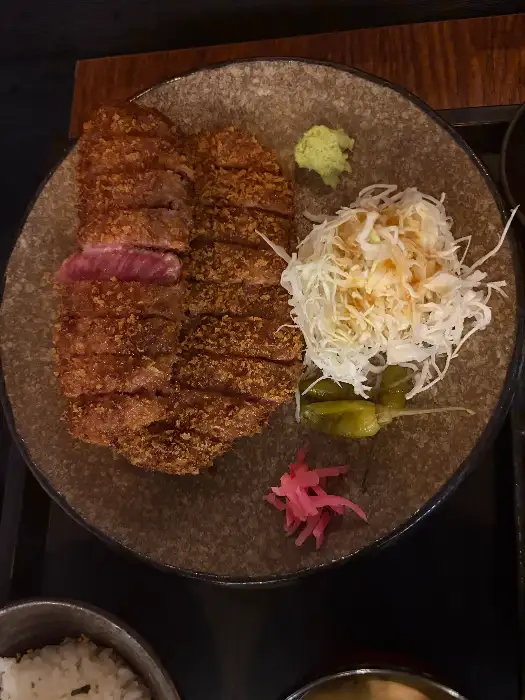 정갈하게 담긴 규카츠 한 접시