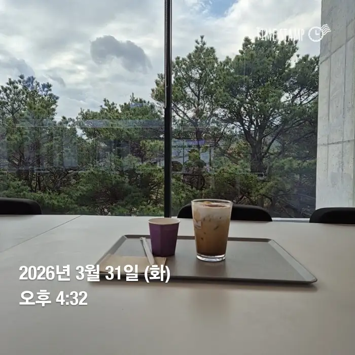 테이블에 놓인 커피와 디저트