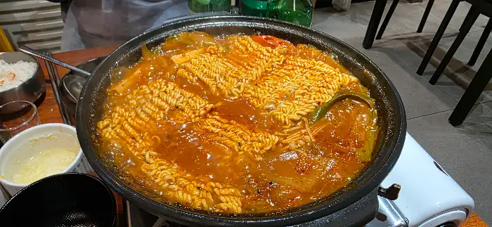 라면사리가 추가된 짜글이
