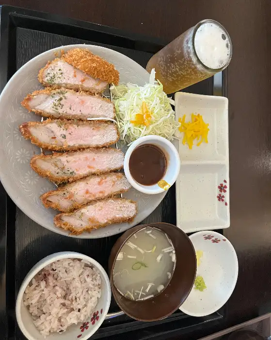 주문한 메뉴와 함께 나온 밥, 국, 그리고 소스가 담긴 작은 그릇들. 정갈한 한 상차림을 보여준다.
