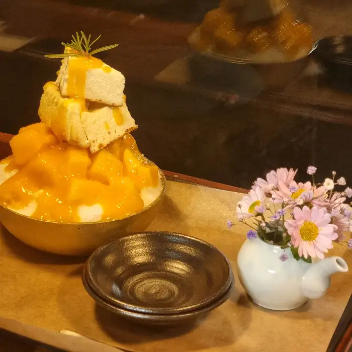 딸기가 듬뿍 올라간 눈꽃 빙수