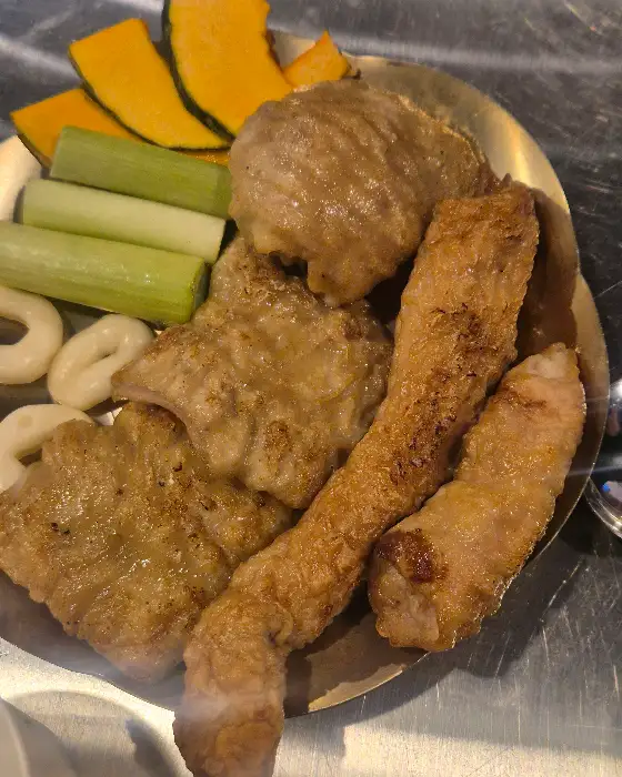 막창과 함께 나온 파, 호박, 샐러리 등의 야채