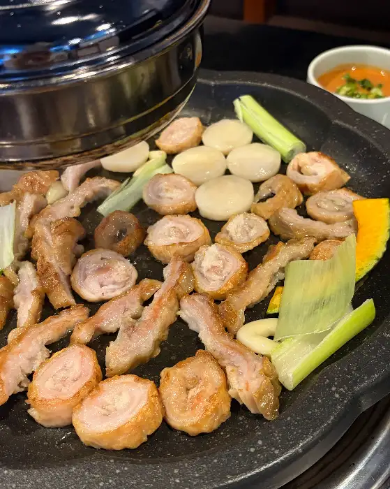 막창과 야채가 숯불 위에서 구워지는 모습