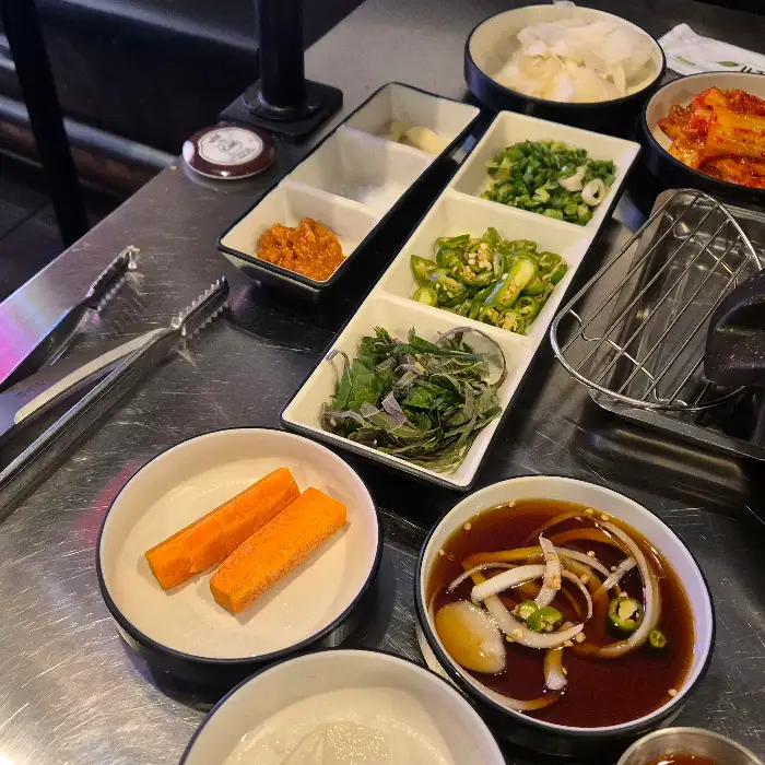 기본 반찬으로 나온 김치와 소스, 쌈 채소