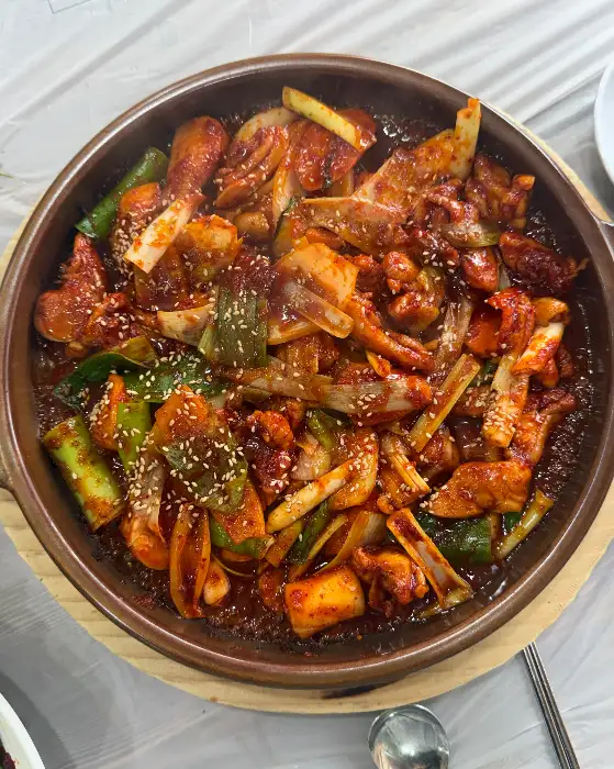 닭찜 속 감자와 파, 떡 등 다양한 재료